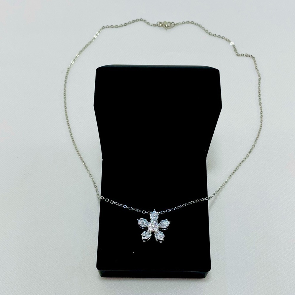 Flower Daisy Pendant Silver Necklace Chain 18” Cubic Zirconia CZ Small Charm New